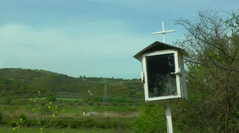 Standing icon next to the road. Vídeos de archivo 37506506