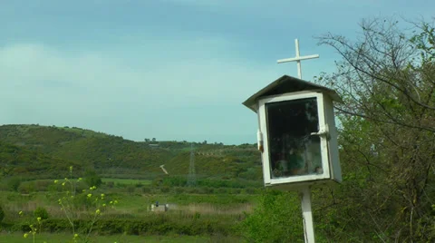 Standing icon next to the road. Vídeos de archivo 37718000