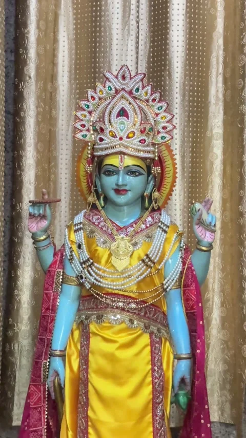 Standing Lord Vishnu Idol Decorated Inside Hindu Temple 스톡 동영상 337908425