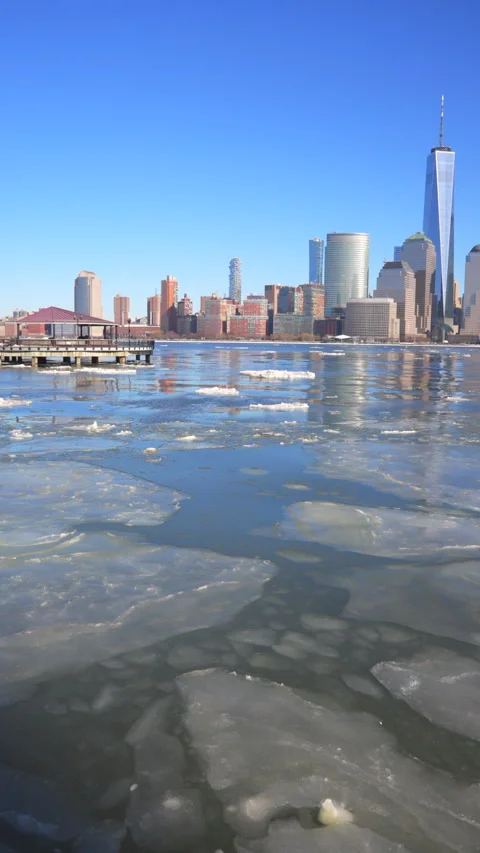 Standing Lower Manhattan skyscraper reflects on the Hudson River in New Jersey 스톡 동영상 336620615