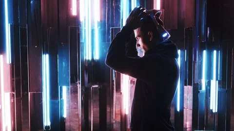 Standing man trying VR headset in neon lights Video stock 103632268