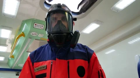 Standing paramedic with the gasmask in the ambulance 스톡 동영상 139713798
