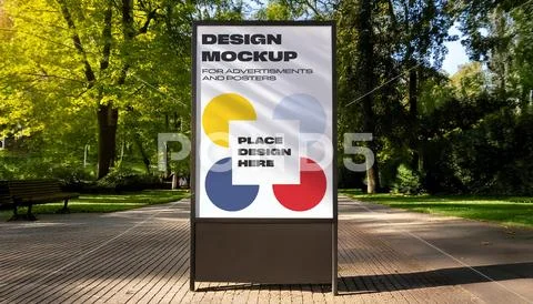 Standing poster mockup in a park on a sunny day Plantilla PSD