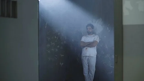 Standing in prison dark room Vidéo 106957268