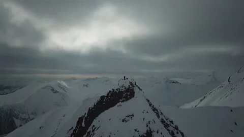 Standing on top of the mountain 库存影片 152997892