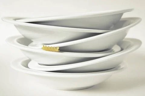 Stapel schmutziger Teller mit Nudel stack of dirty plates with noodle BLWS... Stock Photos