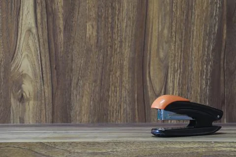 Stapler placed on wooden table with copy space for vintage style wood grain b Foto stock