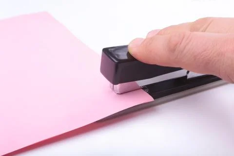 The stapler is used in the office to manually connect paper. Foto stock