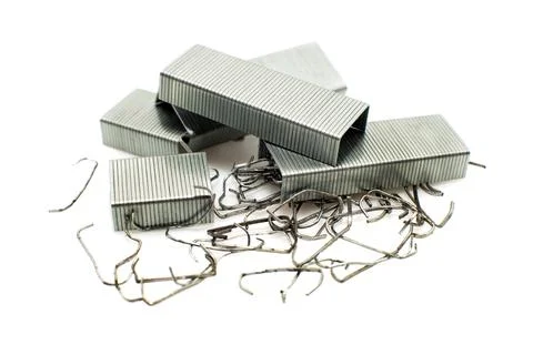 Staples from a stapler on a white background. Isolate of a bunch of staples Foto stock