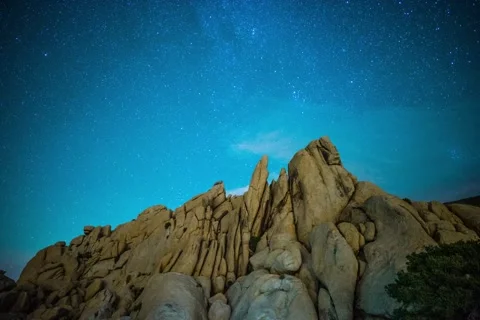 Star Lapse Over Rock Formation In Joshua Tree National Park Video stock 68063386