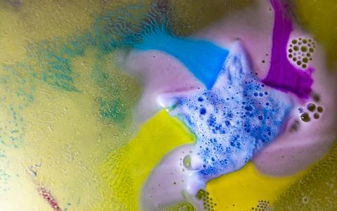 The star-shaped bath bomb dissolves with multicolored paints in water Foto stock