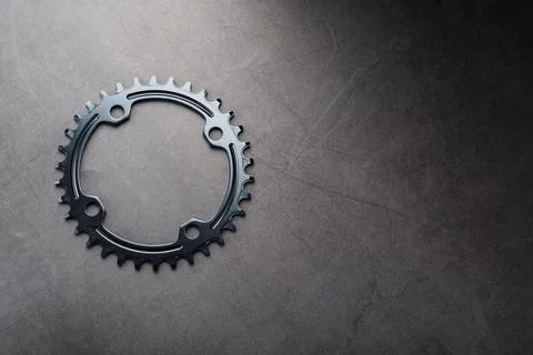 Star teeth pattern with bicycle chain mechanisms on black background. Foto stock
