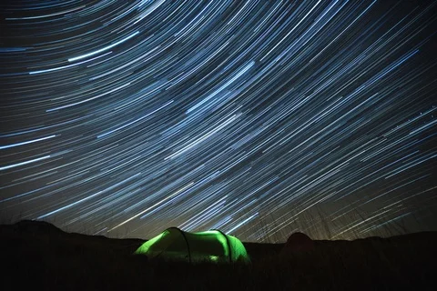 Star trails over the Galloway forest 스톡 동영상 96499425