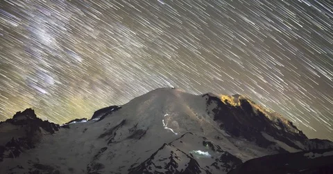 Star Trails over Mount Rainier in Washington State Vidéo 83930349
