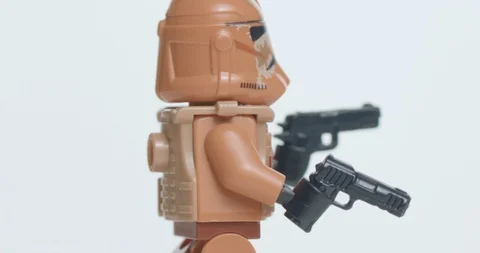 Star Wars trooper lego mini figure. 库存影片 103795535