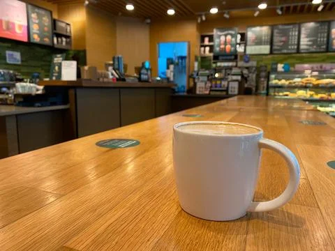 Starbucks Coffee on Bench Table Foto stock