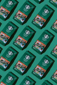 Starbucks coffee packaging. Green pattern background. House blend coffee bean 스톡 사진