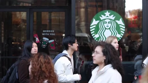 Starbucks workers in New York support the strike on the biggest sales day of the Stock-Footage 255807645