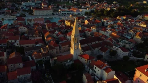 Stari grad old town cityscape aerial view at sunset in hvar, croatia 库存影片 340181880