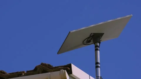 Starlink Satellite Dish Receiver with Sky Background on Roof of Rural Home Vídeo Stock 334165572
