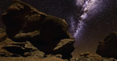 Starry night sky over desert rock formations Ilustração Stock
