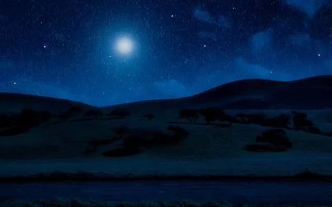 Starry night sky over rolling hills and a calm river peaceful rural landscape Foto stock