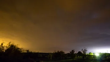 Starry Night timelapse with fast moving clouds and thunderstorm Vídeos de archivo 85637338