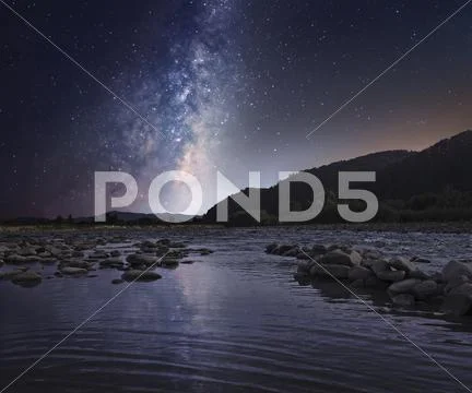 Starry sky over mountain river Stock-Fotos