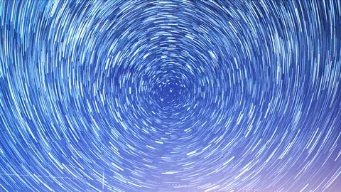 Starry sky revolves around the polar star. Leave traces in the form of fading Vídeo Stock 103352100