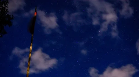 Stars Clouds Trees Flag - Moonlit - 4K Time Lapse Vidéo 46590637