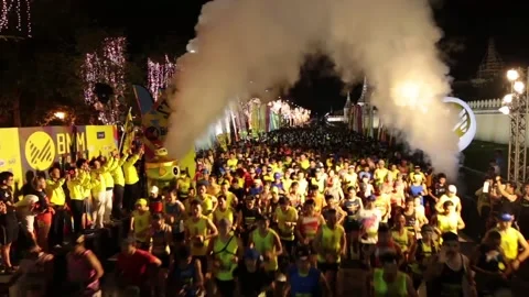 START - BANGKOK MIDNIGHT MARATHON Video stock 170381698