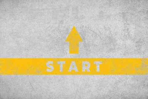 Start concept Start concept. Aged concrete floor with yellow painted arrow... Foto stock