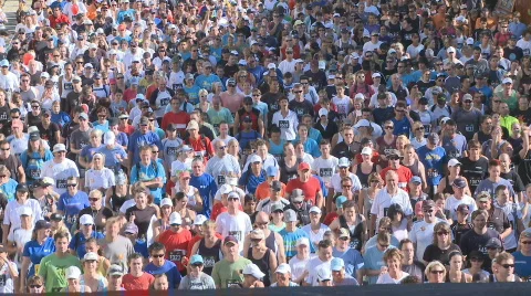 Start of fun run with thousands of people Stock Footage