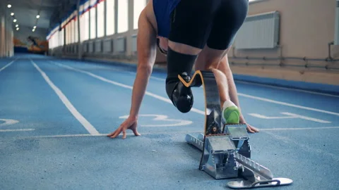 Start of running exercise of a man with a robotic leg Video stock 99919817