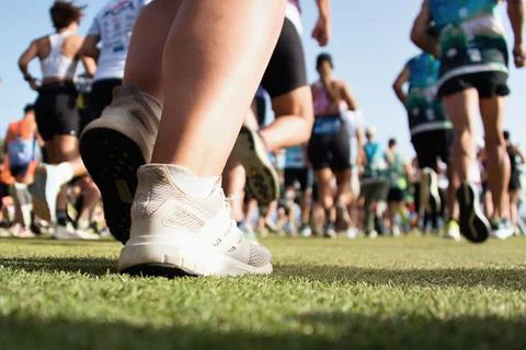 The start of a running race, a large group of runners Foto stock