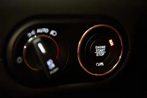 Start stop engine modern new car button. Luxury cr interior. Shallow dof. Foto stock