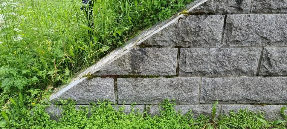 Start on triangular cinder block wall outside 스톡 사진