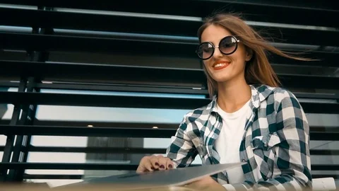 Start Working with Laptop Computer Видео 80704289