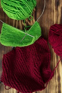 Started knitting on knitting needles, with yarn on a rustic wooden table, with Foto stock