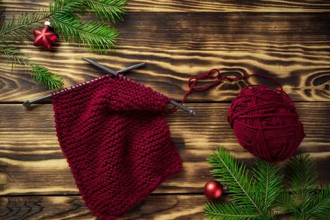 Started knitting on knitting needles, with yarn on a rustic wooden table, with Foto stock