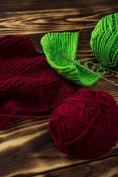 Started knitting on knitting needles, with yarn on a rustic wooden table, with Foto stock