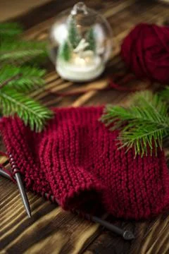 Started knitting on knitting needles, with yarn on a rustic wooden table, with Foto stock