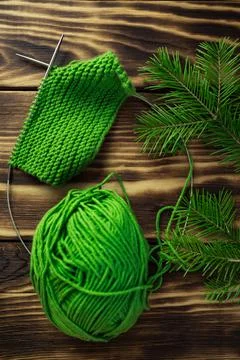 Started knitting on knitting needles, with yarn on a rustic wooden table, with Stock-Fotos