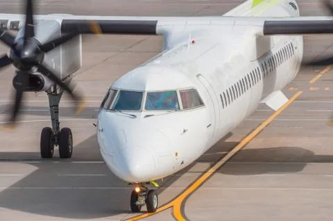 Started rotating engine propeller while taxiing, marking the way to the runwa Foto stock