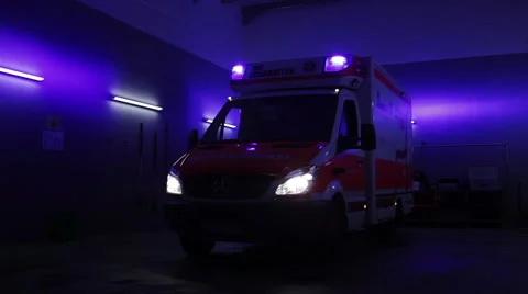 Starting an ambulance Видео 46536277