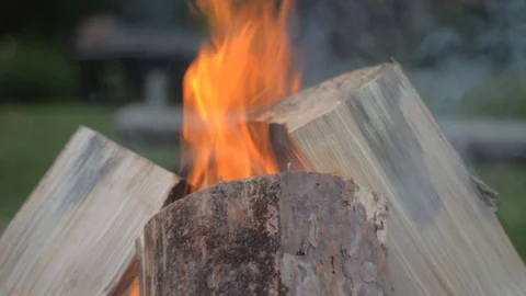 Starting campfire in the camp Vídeos de archivo 89580081