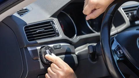 Starting Car Engine with Ignition Key Inside Vehicle Close Up Foto stock