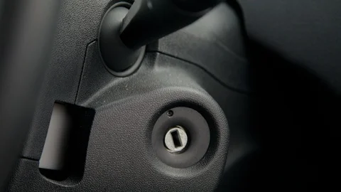 Starting the engine / turning the car key Vidéo 110799457