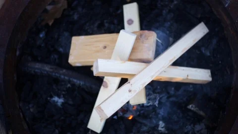 Starting a fire 動画素材 111581047