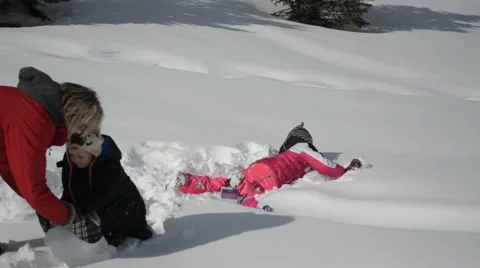 Starting to make a snowman Vidéo 40340505